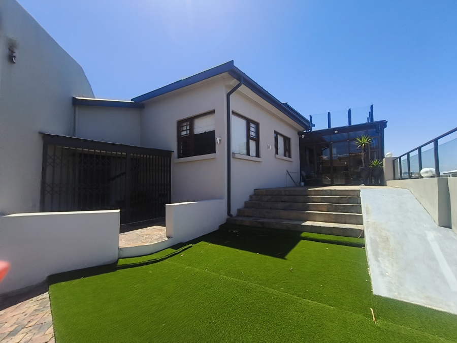 4 Bedroom Property for Sale in Wavecrest Eastern Cape